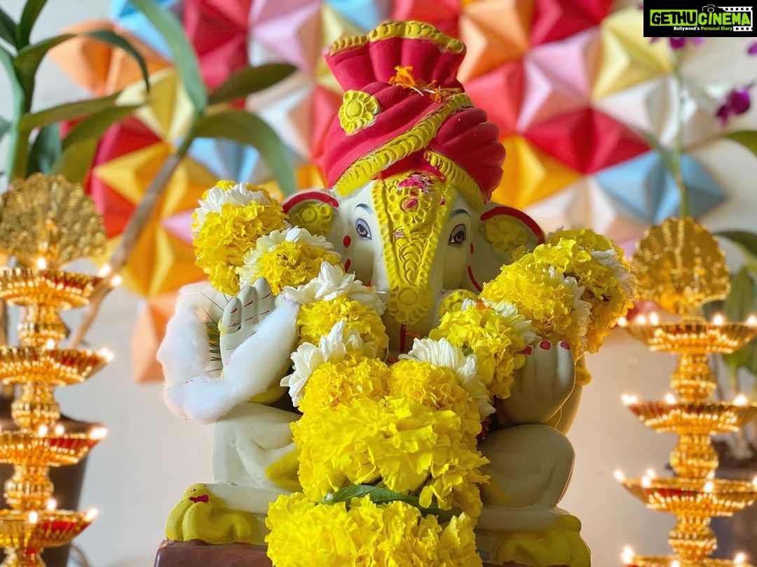 Mrunal Thakur Instagram - Bola Ganpati bappa Morya🌺🌺🌺