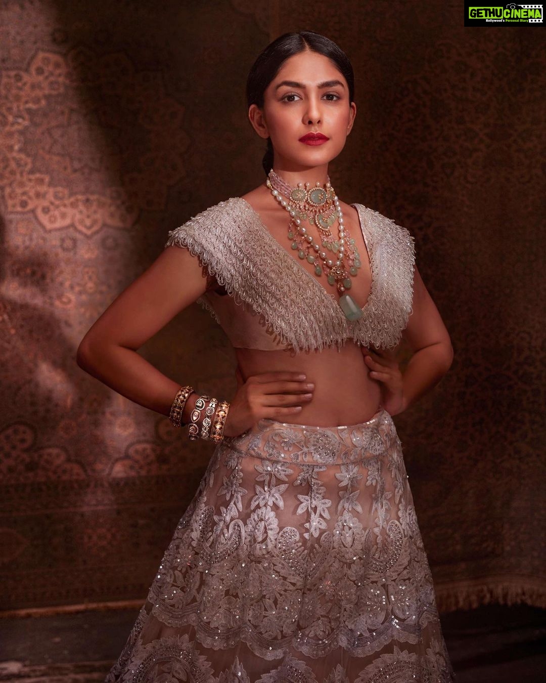 Mrunal Thakur Instagram - I was accompanied by the very best! @azafashions @manishmalhotraworld @manishmalhotra05 @manishmalhotrajewellery @tejasnerurkarr @lakshsingh_hair @missblender @castelino_priyanka @bling_entertainment @aashianahluwalia @ash_arunkumar @medivija21 ❤️
