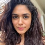 Mrunal Thakur Instagram - My hairstyle is called ‘I Tried’ ! 🤪 #shorthair 🙍🏽‍♀️🤳💕✨