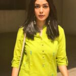 Mrunal Thakur Instagram - बिंदिया चमकेगी🎶 चूड़ी खनकेगी!🎶🎶