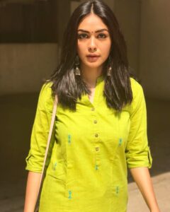Mrunal Thakur Instagram - बिंदिया चमकेगी🎶 चूड़ी खनकेगी!🎶🎶