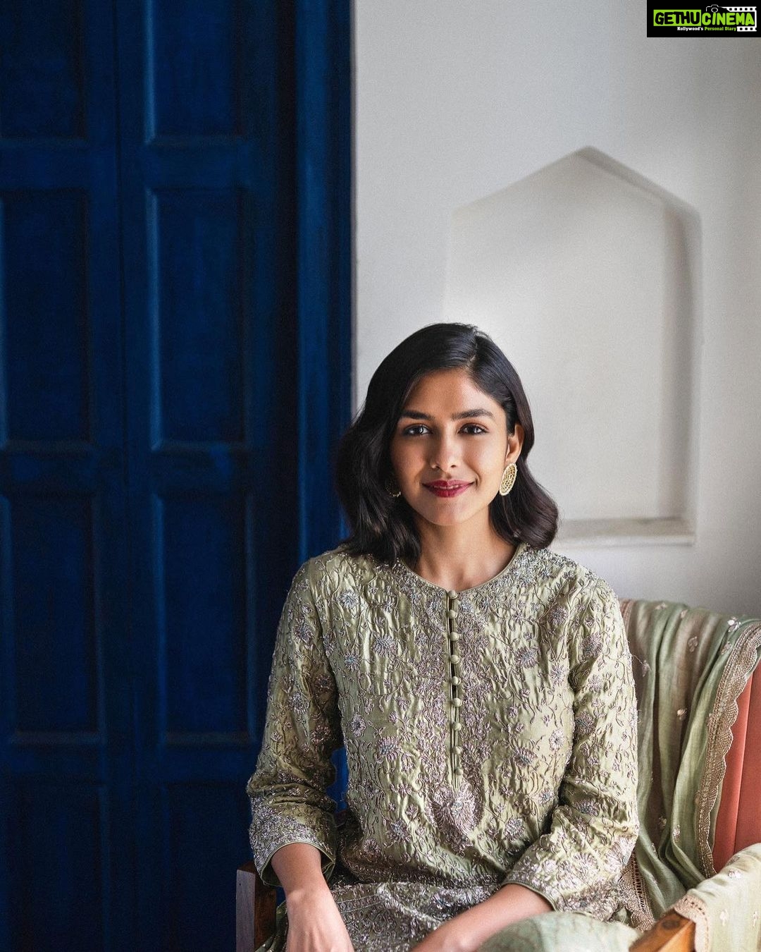 Mrunal Thakur Instagram - Smile Karona please!