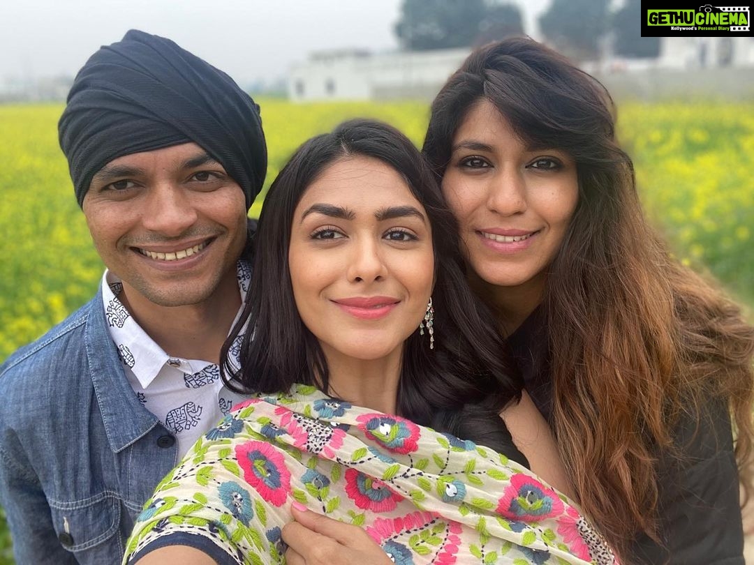 Mrunal Thakur Instagram - People come in our lives for a reason ! Want to end my day by saying A big thank you to God for introducing me to this wonderful soul @lakshsingh_hair . Happiest birthday Laksh papa can’t wait to hear all the gyaan 😜. Thank you for bn a part of my film journey . You are truly amazing and too talented! Happy birthday 🥳