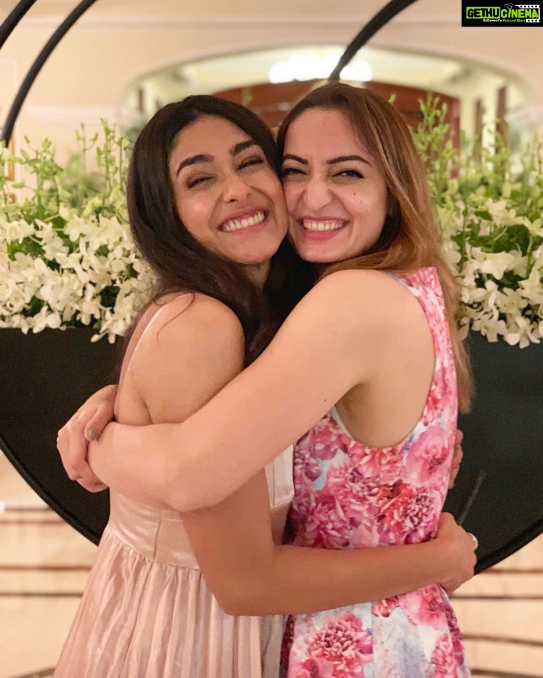 Mrunal Thakur Instagram - @mallikajolly happy birthday my most beautiful ❤️❤️❤️ Miss u 😭