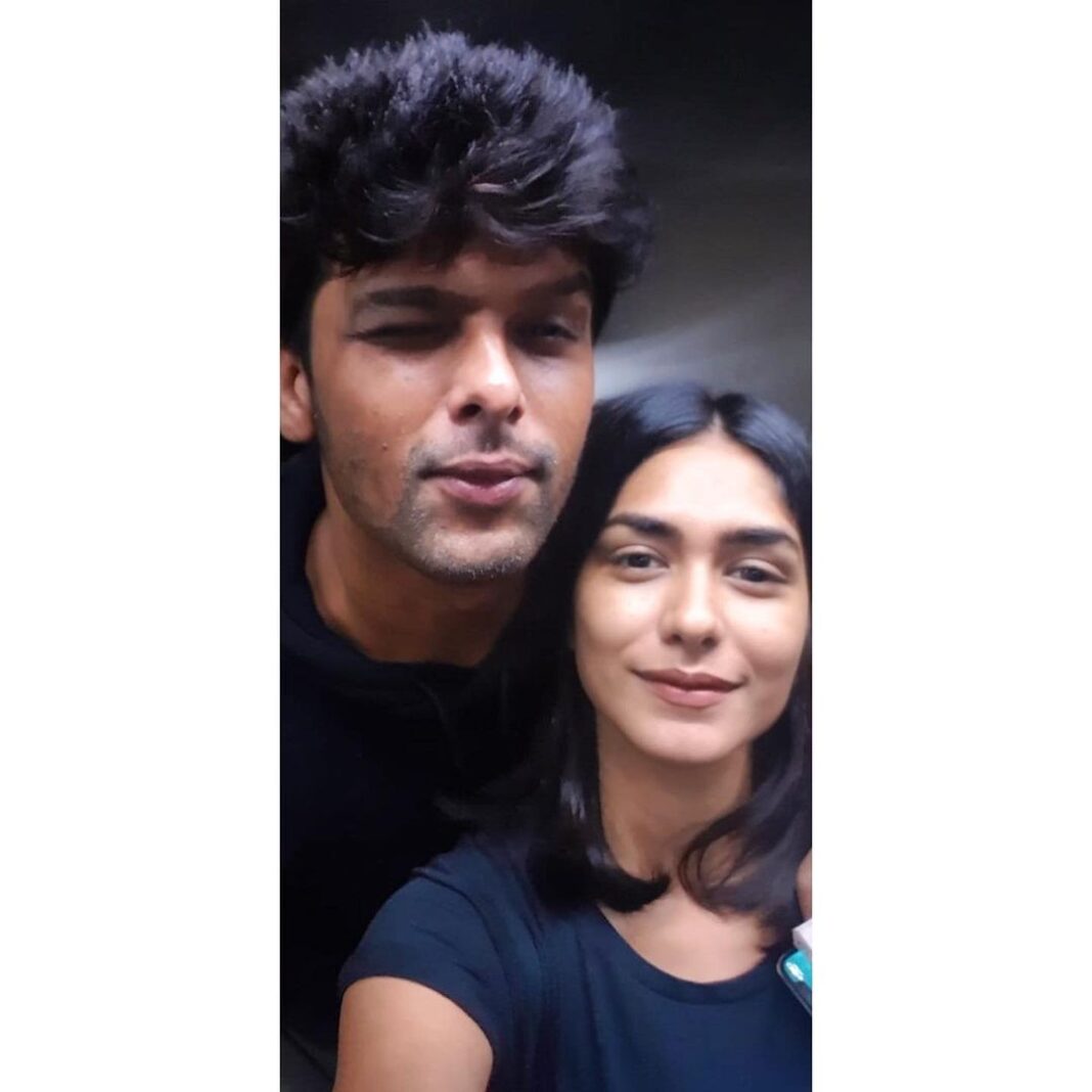 Mrunal Thakur Instagram - Always got your back 😭❤️ I promise I‘ll annoy you the rest of my life . 🤣🤣🤣
