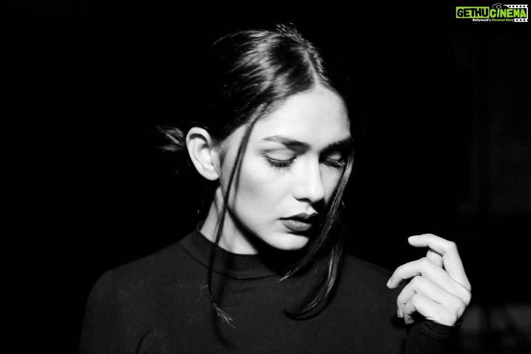 Mrunal Thakur Instagram - πΉπΌπ§πΉπΌπ§ Grew up in a town that is famous as a place of movie scenes Noise is always loud, there are sirens all around and the streets are mean If I can make it here, I can make it anywhere, that's what they say Seeing my face in lights or my name in marquees found down on Broadway... #mondaymood #aliciakeys #headshots