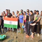 Mrunal Thakur Instagram - This is how we celebrate 🎉 Republic Day ! Really What a fabulous day ! Thank you @pragyakapoor_ you one man army ! Thank you thank you it gives me so much joy to come and clean the beach @mahimbeachcleanup you guys are fabulous !#beachcleanup #mahimbeach #cleantheocean #motherearth #happyrepublicday #