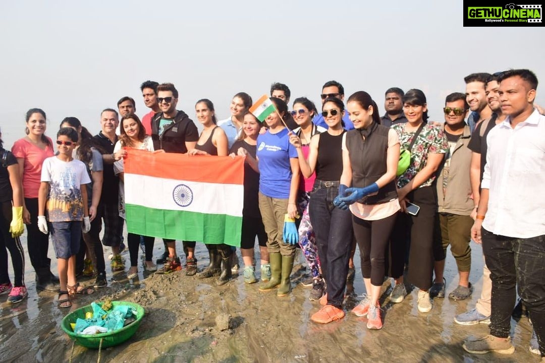 Mrunal Thakur Instagram - This is how we celebrate 🎉 Republic Day ! Really What a fabulous day ! Thank you @pragyakapoor_ you one man army ! Thank you thank you it gives me so much joy to come and clean the beach @mahimbeachcleanup you guys are fabulous !#beachcleanup #mahimbeach #cleantheocean #motherearth #happyrepublicday #