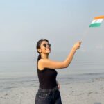 Mrunal Thakur Instagram – Happy Republic Day mere pyaare Bharat vasio…. 🇮🇳 Post beach clean up 😇 Mahim, Maharashtra, India