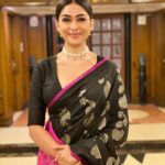 Mrunal Thakur Instagram – হ্যালো কলকাতা 💕💕💕
.
.
.
#kolkata #saree #ootd #traditional #indiantraditionalwear #linda #uma #sharon #makeup #hairsleek Kolkata