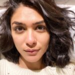Mrunal Thakur Instagram - 🤳 😊👩🏽🧚🏽🐢🌜❄️🍦🎥🏏🎼🗯