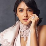 Mrunal Thakur Instagram - Lochan , you are right ! Less is more .... . . . Thank you ❤️ Best makeup artist ever ..... Hence proved !