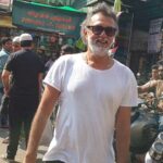 Mrunal Thakur Instagram - When u have to win the race ..... Distract him hehehehehe Sorry sir 🤣🤣🙈 @rakeyshommehra #toofan #shootlife #mumbaimerijaan