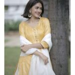 Mrunal Thakur Instagram - @missblender 💖💖💖💖🌻🌻🌻 I love u @soumyya_khanna thank you for this lovely outfit