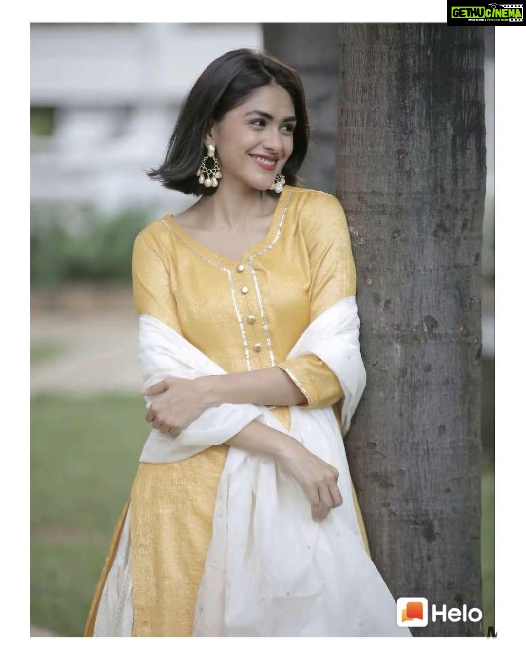 Mrunal Thakur Instagram - @missblender 💖💖💖💖🌻🌻🌻 I love u @soumyya_khanna thank you for this lovely outfit