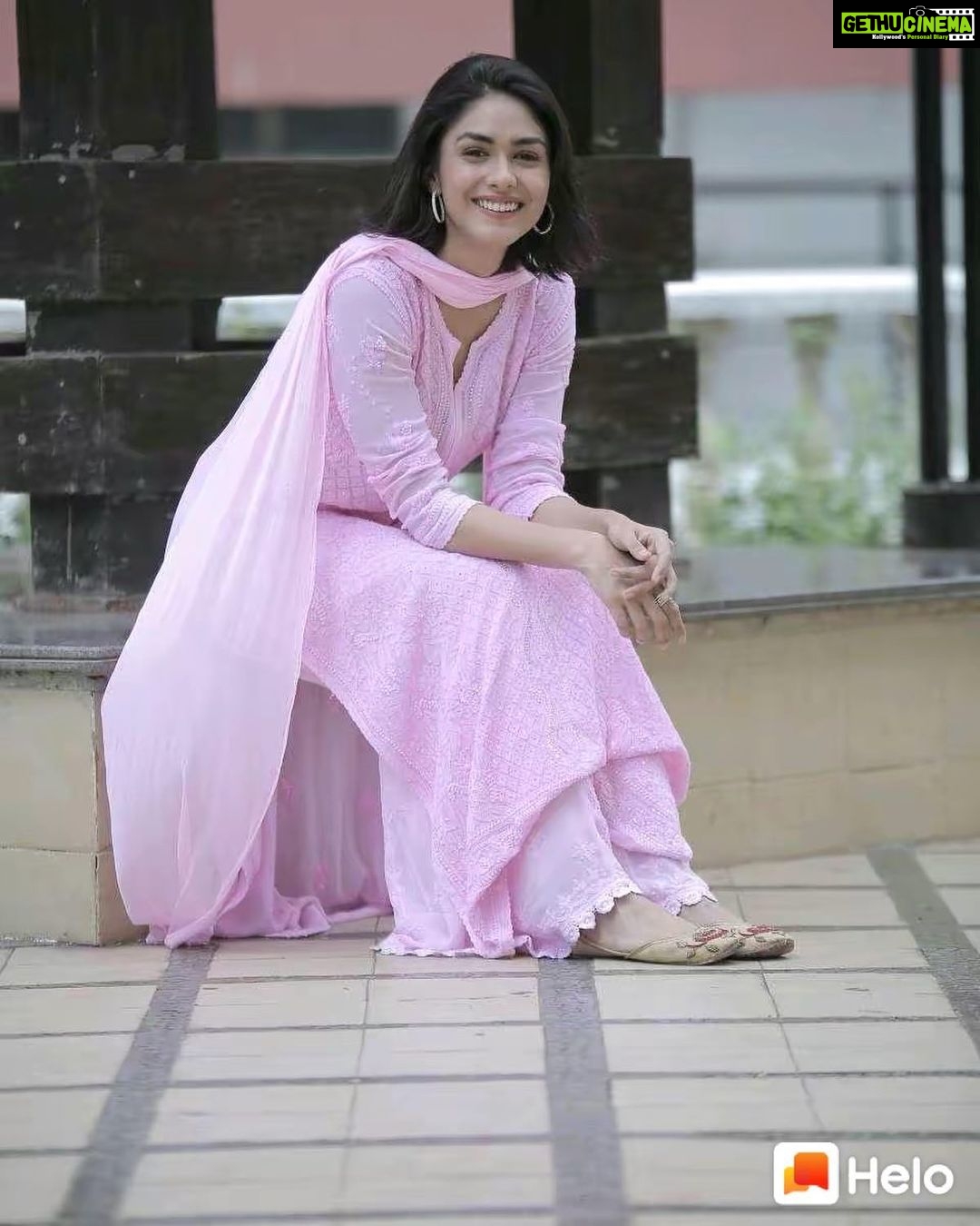Mrunal Thakur Instagram - 💖💖💖 @helo_indiaofficial