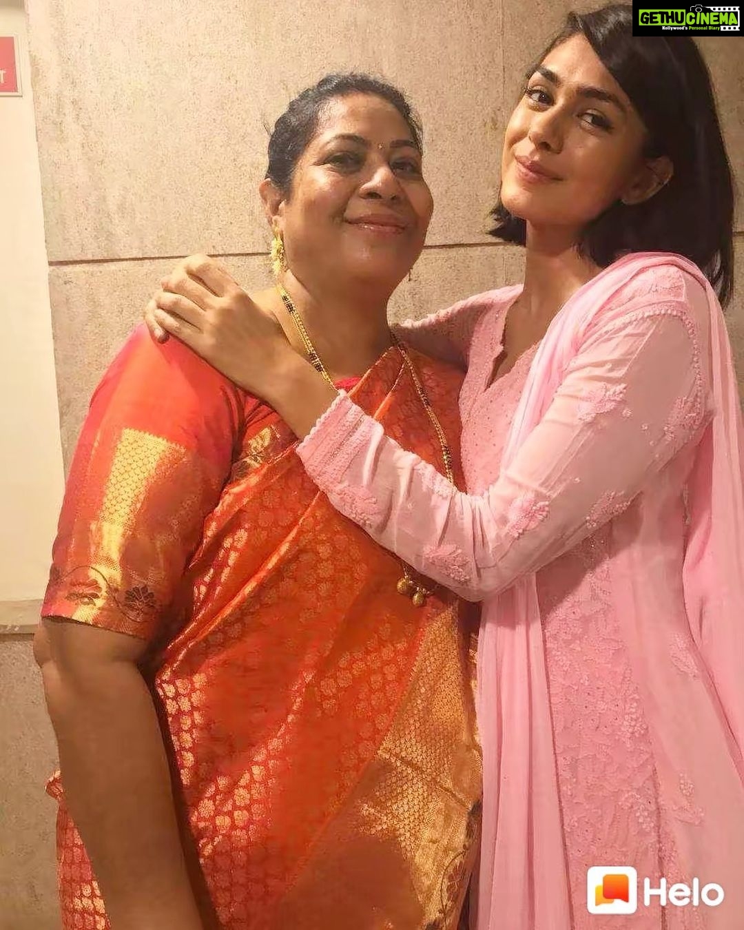 Mrunal Thakur Instagram - Jai mata di 🙏🏻🤣😘 . . . @vandanaofficialthakur @helo_indiaofficial