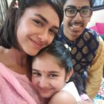 Mrunal Thakur Instagram - Me ,my minni me and Mandar ❤