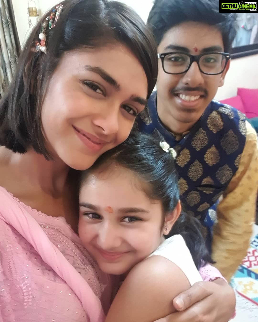 Mrunal Thakur Instagram - Me ,my minni me and Mandar ❤