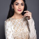 Mrunal Thakur Instagram - 🥰🥰 @lakmefashionwk @aavaranudaipur makeup @missblender Hair @nishisingh_muah Clicked by @khushghulati