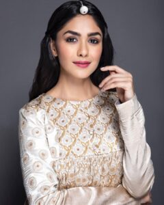 Mrunal Thakur Instagram - 🥰🥰 @lakmefashionwk @aavaranudaipur makeup @missblender Hair @nishisingh_muah Clicked by @khushghulati