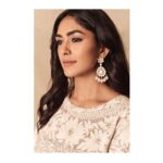 Mrunal Thakur Instagram - In @manishmalhotra05 for @mmalhotraworld LFW 2019 Opening show Jewellery - #manishmalhotrajewellerybyraniwala1881 @raniwala1881 Potli - @thelittleshopbymegha Shoes - @ceriz_fashion Hair & Makeup - @missblender Styled by - @who_wore_what_when Photography- @anurag_kabburphotography