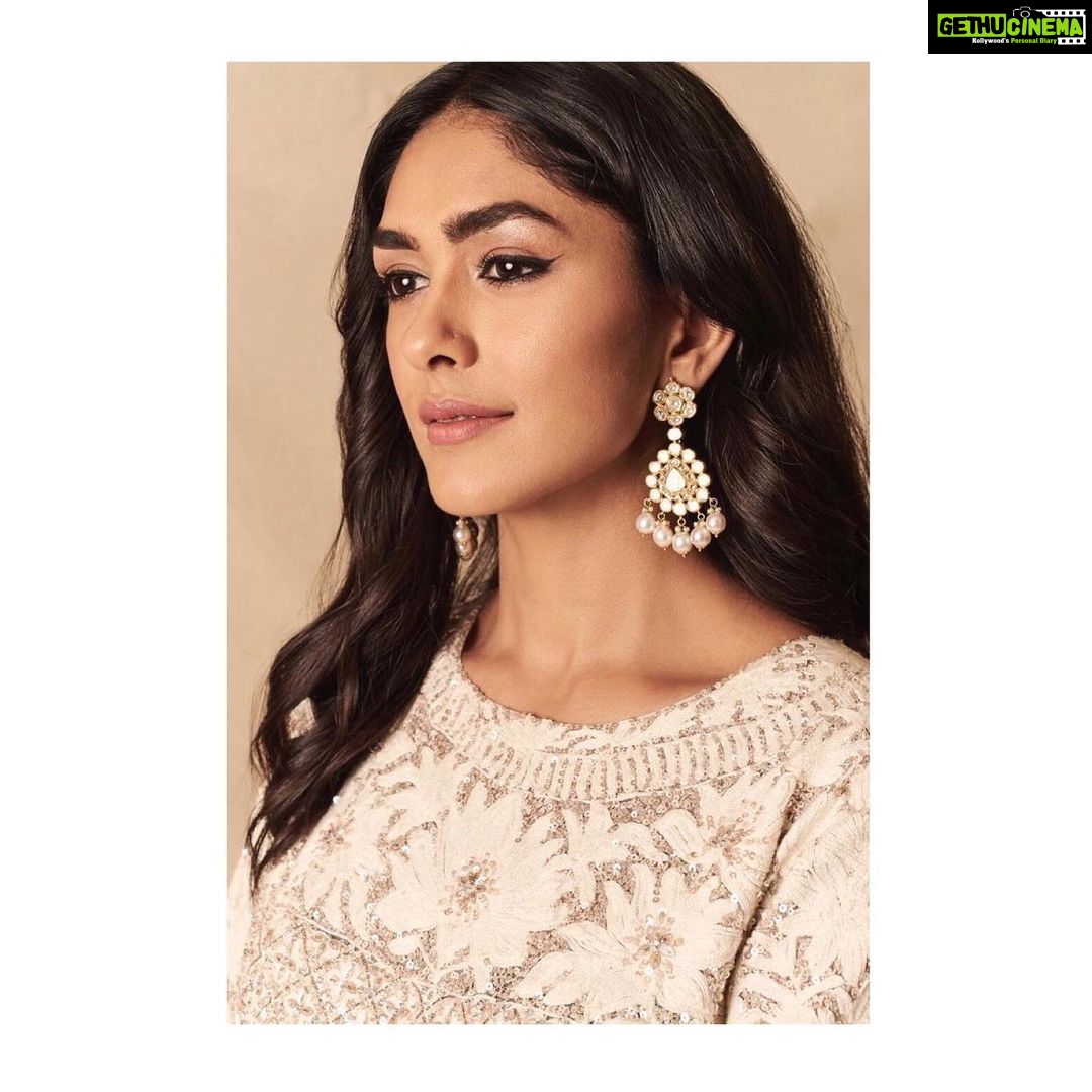 Mrunal Thakur Instagram - In @manishmalhotra05 for @mmalhotraworld LFW 2019 Opening show Jewellery - #manishmalhotrajewellerybyraniwala1881 @raniwala1881 Potli - @thelittleshopbymegha Shoes - @ceriz_fashion Hair & Makeup - @missblender Styled by - @who_wore_what_when Photography- @anurag_kabburphotography