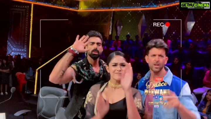 Mrunal Thakur Instagram - Basanti NO dance... With my favourites @madhuridixitnene 🥰🥰 @hrithikroshan @thetusharkalia @arjunbijlani and @shashankkhaitan On the sets of #dancedeewane2 . . . @nandishsandhu ‬@theamitsadh #PankajTripathi ‪#AnandKumar @sarkarshibasish #SajidNadiadwala @reliance.entertainment @nadiadwalagrandson @zeemusiccompany @super30film