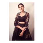 Mrunal Thakur Instagram – Outfit – @raw_mango 
Jewellery- @narayanjewellers 
Makeup – @missblender 
Hair – @mallikajolly
Styled by – @who_wore_what_when
Photography- @anurag_kabburphotography