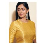 Mrunal Thakur Instagram - 🌼🌼🌼 Outfit - @raw_mango Earrings - @aaraabyavantikajewellery Jutties - @vareli.bafna.designs Makeup- @mallikajolly Hair- @sunny_makeup_artist Styled by - @who_wore_what_when Photography- @anurag_kabburphotography