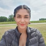 Mrunal Thakur Instagram - 🙋‍♀️