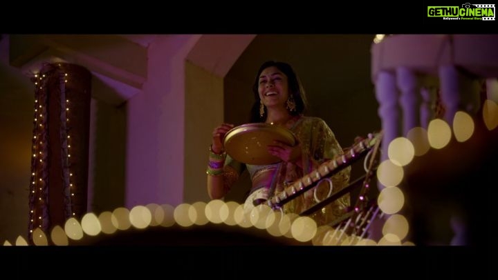 Mrunal Thakur Instagram - Kar ke gustaakhiyaan, Maange na maafiyaan, Teri chaahat ne badla mere dil ka #Jugraafiya! Song out now. @hrithikroshan @nandishsandhu @theamitsadh #PankajTripathi #AnandKumar @sarkarshibasish #SajidNadiadwala #UditNarayan @shreyaghoshal @ajayatulofficial #AmitabhBhattacharya @reliance.entertainment @nadiadwalagrandson @pvrpictures @zeemusiccompany @super30film