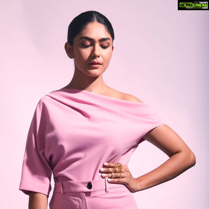 Mrunal Thakur Instagram - 🍭🍭🍭 @missblender thinks I am ....Pretty in pink , not as innocent as you think ! @who_wore_what_when love love love you guys @aquamarine_jewellery