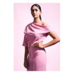 Mrunal Thakur Instagram - #womenswear #womensfashion #monochrome #stylediary #instafashion #fashionwear #bollywood #bollywoodfashion #fashiondesign #boolywoodstyle #instastyle #style #mrunalthakur #beauty #makeup #stylegoals #pictureperfect #instadaily