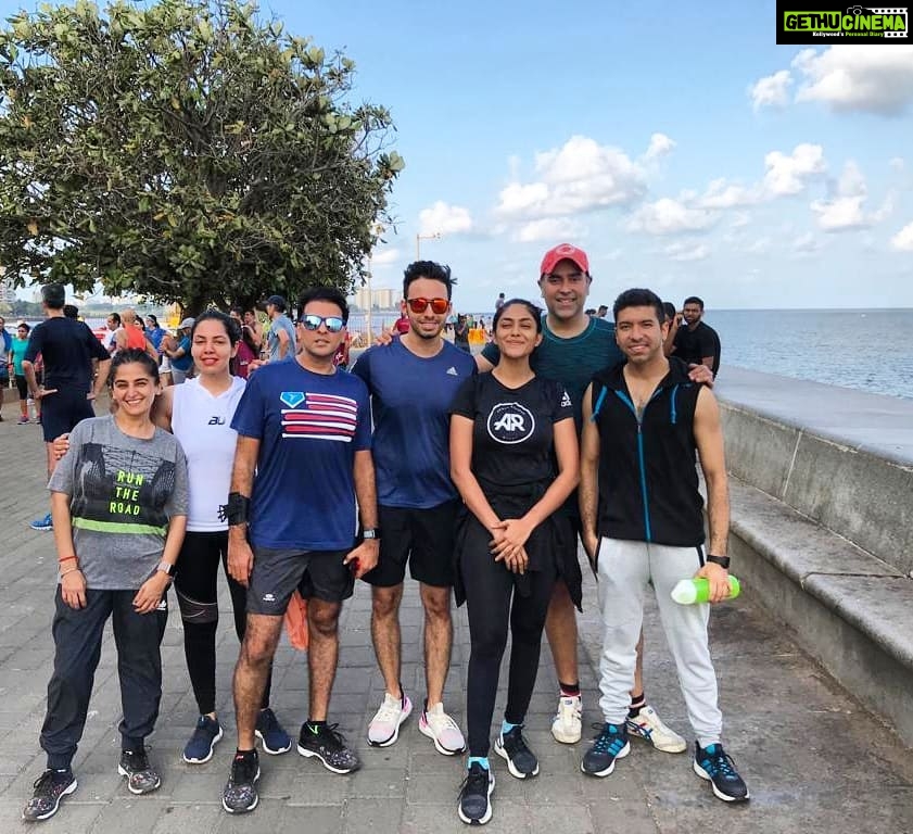 Mrunal Thakur Instagram - Hehehe #saturday /#bhagooday with all my #bhagoodas 😂😂😂 @rizwanbachav Finished 10 k @sandeepfatty Finished 12.5 k @chetans303 ,@noopursha and I finished almost 9k ... taking it easy 😜 @ritesh.shaiwal missed you like hell 'Mountain Man'! #saturday #saturdayritual #bhagooday #health #healthylifestyle #runbytheocean #adidas #adidasrunner #motivated by #friends #schoolfriend #weekendvibes #weekend #runparty #run #runner #mumbai #mumbaimerijaan