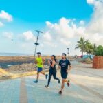 Mrunal Thakur Instagram - 7kms in pretty nice Mumbai weather 🍁🍂 @rizwanbachav and @ritesh.shaiwal you boys are Amazing 👏👏 Pic credit @sandeepfatty #run #saturday #saturdayrun #workoutoftheday #inspiration #runner #streetsofmumbai #weekend #weekendvibes @adidasrunners