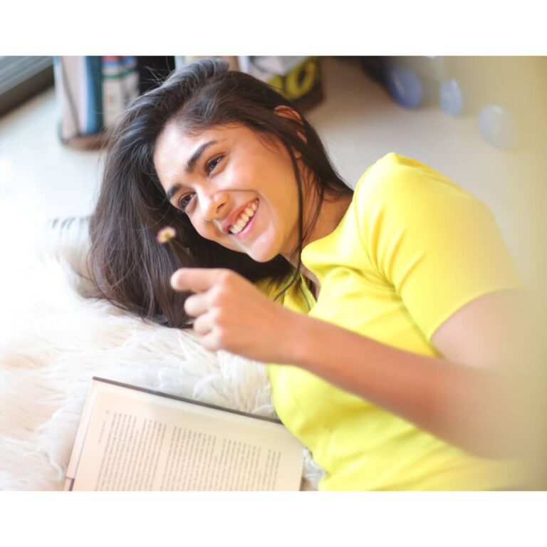 Mrunal Thakur Instagram - Like dandelion dust... . . . . . #dandelion #smile #picoftheday #yellow #memories #instagood #instadaily . . . Photography @tejaswighagada @crossover_studios Assisted by @thakkar_miten @nileshtanna71 @vaibhavdave73
