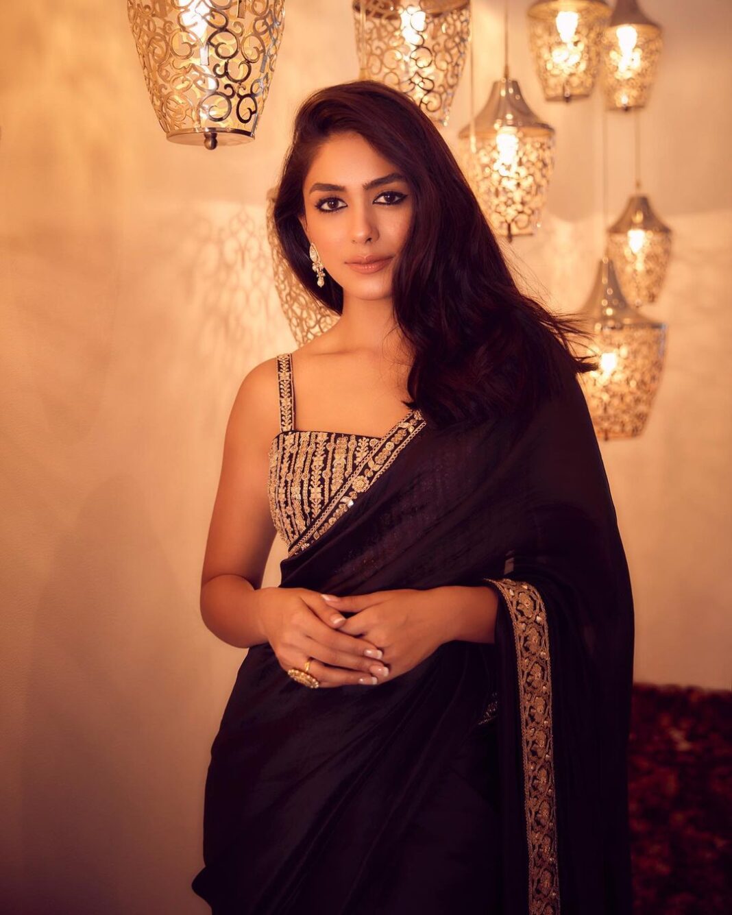 Mrunal Thakur Instagram - आपणांस व आपल्या कुटूंबियांना दिपावलीवलीच्या मंगलमय शुभेच्छा !