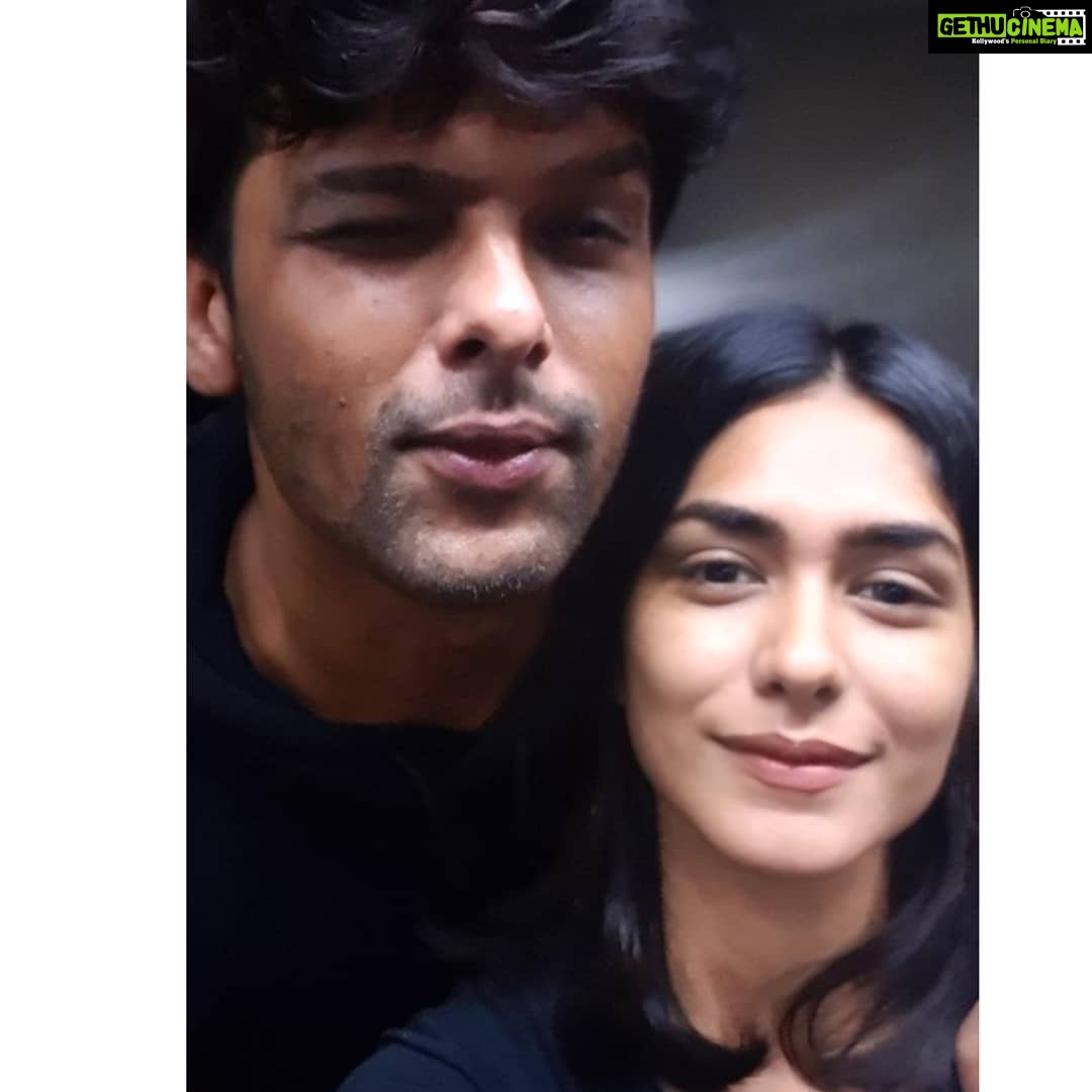 Mrunal Thakur Instagram - Happy birthday Sullu . . . . . Yaar tujhse baada nautanki meine na dekha kahin....kyun??? Tu janta hai kyu... know you since one and a half year but seems like yesterday... dam!kasam se so proud of you and thank you for always telling me that I am wrong when I am ! Nahi chahiye fake dost, judgemental log when I have you ! I am not bn senti or emo ....but 😖😖😖 accha chal I wont lie ! I am bn senti , emo about the fact that I have a genuine friend for lifetime... Happy KT day guys !🥳🥳🥳🥳