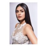 Mrunal Thakur Instagram - In @karleofashion for #ZeeCineAwards2019 Jewellery @minerali_store HMU @missblender Styled by @who_wore_what_when Assisted by @d.shubham_j @tapaswini_dalai Photographed by @sumit_ghag
