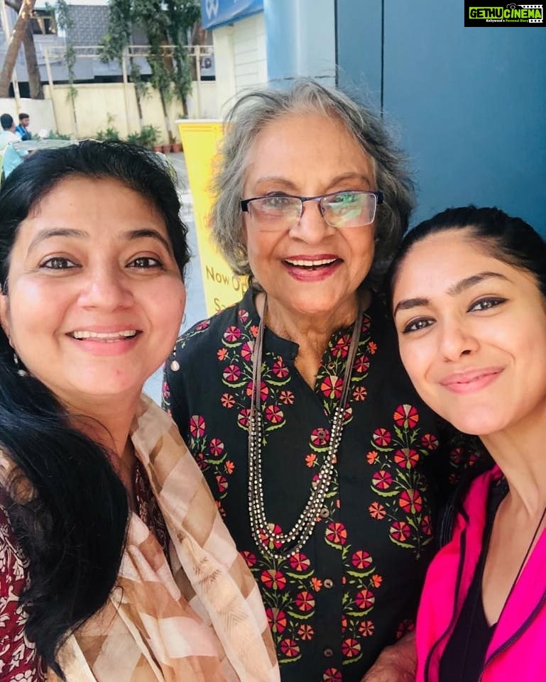 Mrunal Thakur Instagram - Aapki muskurahat, aapke adaye ayee hayee...mainee toh fidaa ho jaana hain! Happy birthday @madhuraja2011 Zindagi mein jo bhi tarraki maine haasil ki hai usme hamesha mera sath dene ke liye shukriya dadu... Bus jitna bolu/likhu utna kum hain... Sahi aur galat, logo ki baaton se unhe ek hi jalak mein pehchan jana, rishton ki ahmeeyad, aloo chat mein kitne masale padte hai , yeh sab aap hi se toh sikha hai..... Khoon ke rishtey se kai badhkaar.... Aapka mere liye yeh unconditional pyaar Bohot bohot lucky hoon mein Aapse mein pyaar nahi karti kyunki aapki bulbuli aapse Dheeerrrr sara Pyaar karti hai! . Aise hi haste rahiye Aapke sath bitaya hua har ek pal mere liye bohot kimti hai Aapke janam din par bohot kuch likhna chahti hoon but aap jante hoo mein toh sirf drama karne ke liye famous hoon likhne me liye nahi heheheh ❤❤❤❤ . . Maa, Mehra, Sriti kya aap logon ne hume miss Kiya?? Aaj Ki shaam Lunch ,movie date (gully boy) and gapshap ke naam Hahaha too filmy na Ok bye