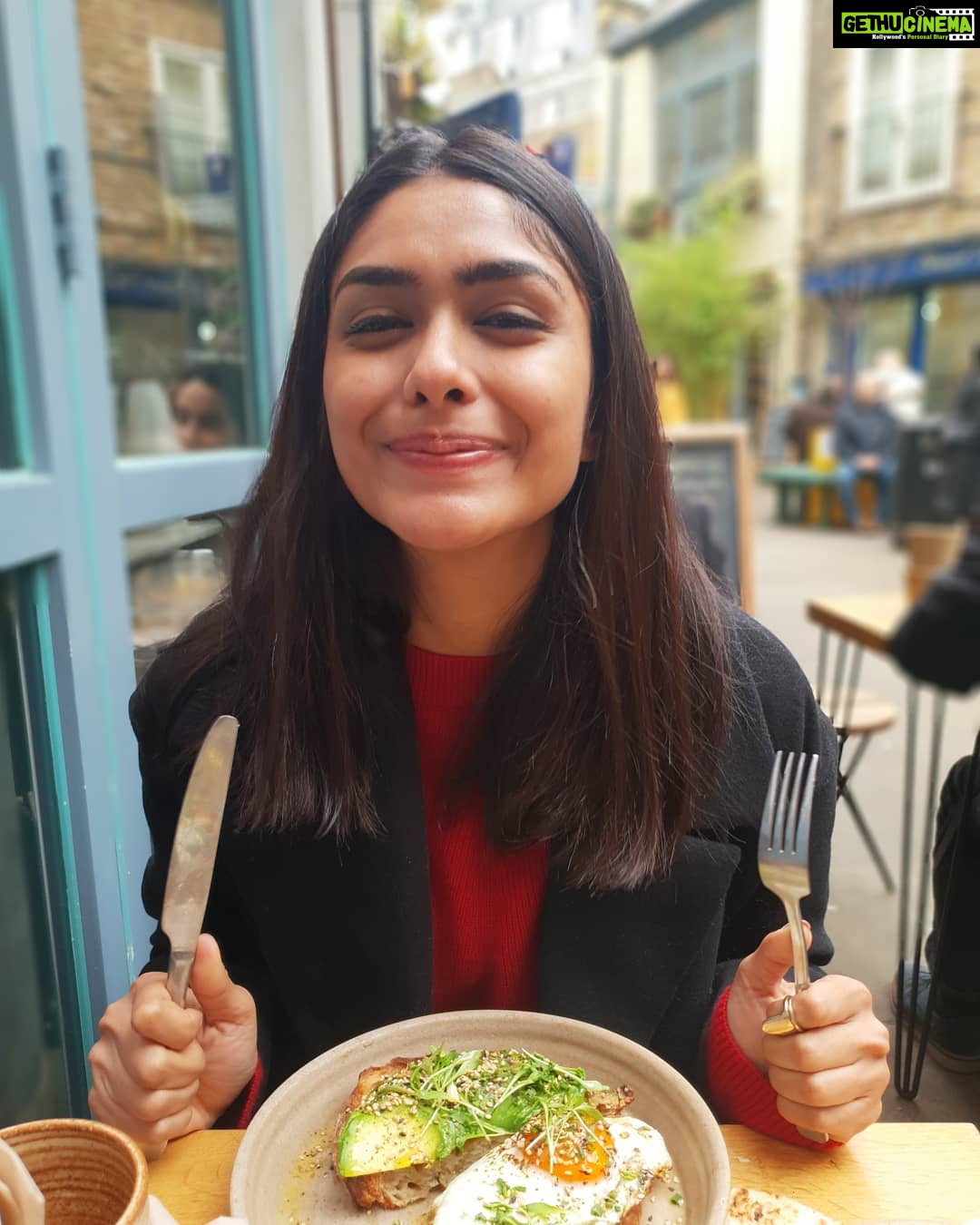 Mrunal Thakur Instagram - Mandatory 🍴🍴🍴. . . . . #avocadotoast #foodie #musthave #26grains #instafood #hogger #london #food #brunch #travel #likeneverbefore 26 Grains