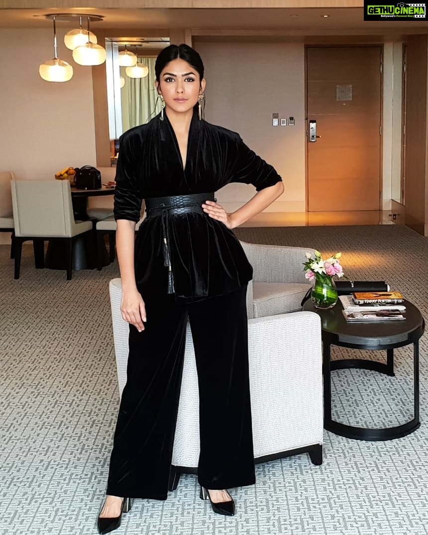 Mrunal Thakur Instagram - 🖤🖤🖤 . . . . Styled by @mrsheetalsharma Marina Bay Sands