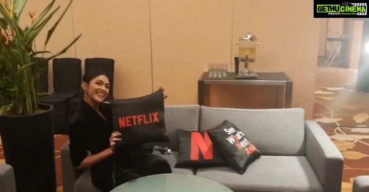 Mrunal Thakur Instagram - "Sivagami" . . #baahubali #netflix #netflixoriginal #netflixseries Singapore