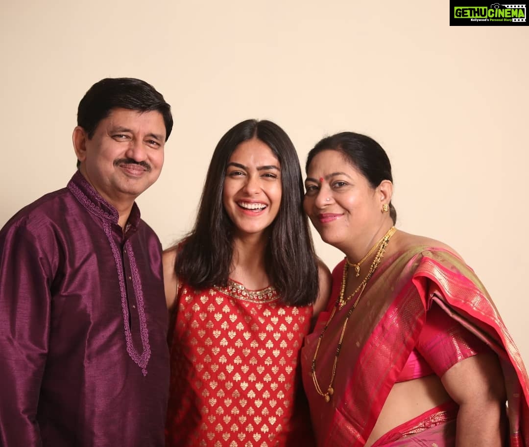 Mrunal Thakur Instagram - दिवाळीच्या शुभेच्छा ! 💫 💫 💫 💫 #diwali2018 #festival #indian #family #love #happydiwali Powai Lake