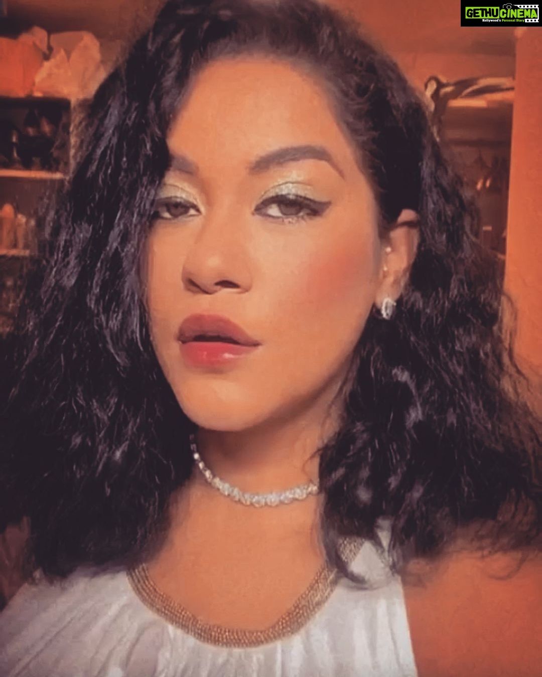 Mumaith Khan Instagram - If you get the inside right, the outside will fall into place. Primary reality is within; secondary reality without.-Eckhart Tolleπ. #acceptance #awesome #believeinyourself #respectyourself #care #dreams #encouragement #faith #grace #glitter #smile #stronger #peace #positivity #innerpeace #workhard #appreciation #selfesteem #selfrespect #motivation #wiser #wisdom #happiness #love #life ππΈπ