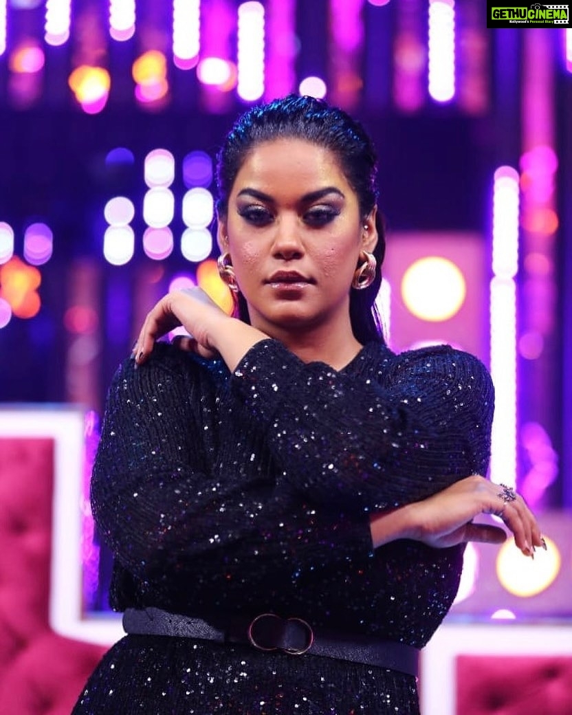 Mumaith Khan Instagram - Top 15 Things Money Can’t Buy Time. Happiness. Inner Peace. Integrity. Love. Character. Manners. Health. Respect. Morals. Trust. Patience. Class. Common sense. Dignity.-Roy T. Bennett😇. #acceptance #awesome #believeinyourself #respectyourself #care #dreams #encouragement #faith #grace #glitter #smile #stronger #peace #positivity #innerpeace #workhard #appreciation #selfesteem #selfrespect #motivation #wiser #wisdom #happiness #love #life 💖🌸😘