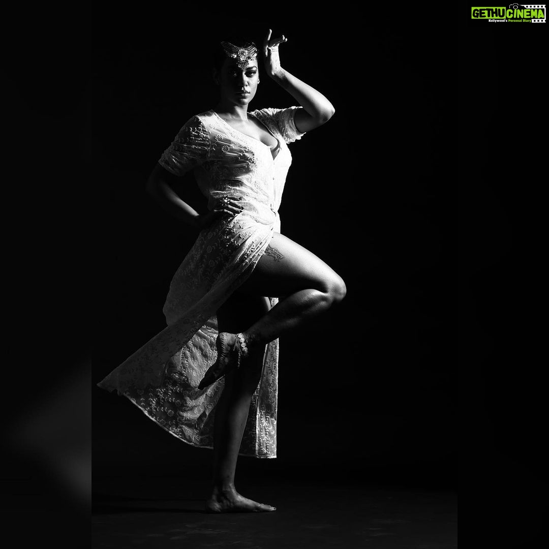 Mumaith Khan Instagram - May the supreme light illumine your minds, enlighten your hearts and strengthen the human bonds in your homes and communities.I hope you have a blessed, healthy and prosperous Diwali. A very happy Diwali to you and your family!ππͺ. #acceptance #awesome #faith #happiness #encouragement #diwali #wishes #grace #glitter #smile #stronger #peace #positivity #believe #respect #wiser #wisdom #love #life πΈππ