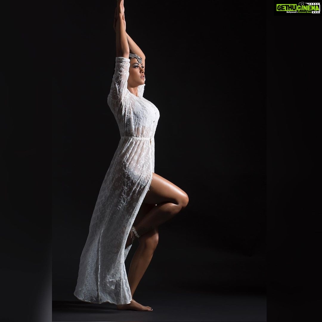 Mumaith Khan Instagram - Hate is a lack of imagination.-Graham Greene๐. #acceptance #awesome #believeinyourself #trustyourjourney #respectyourself #innerpeace #appreciation #moveon #workhard #encouragement #faith #smile #stronger #peace #postivevibes #grace #glitter #happiness #dreams #love #wiser #wisdom #life ๐๐ธ๐