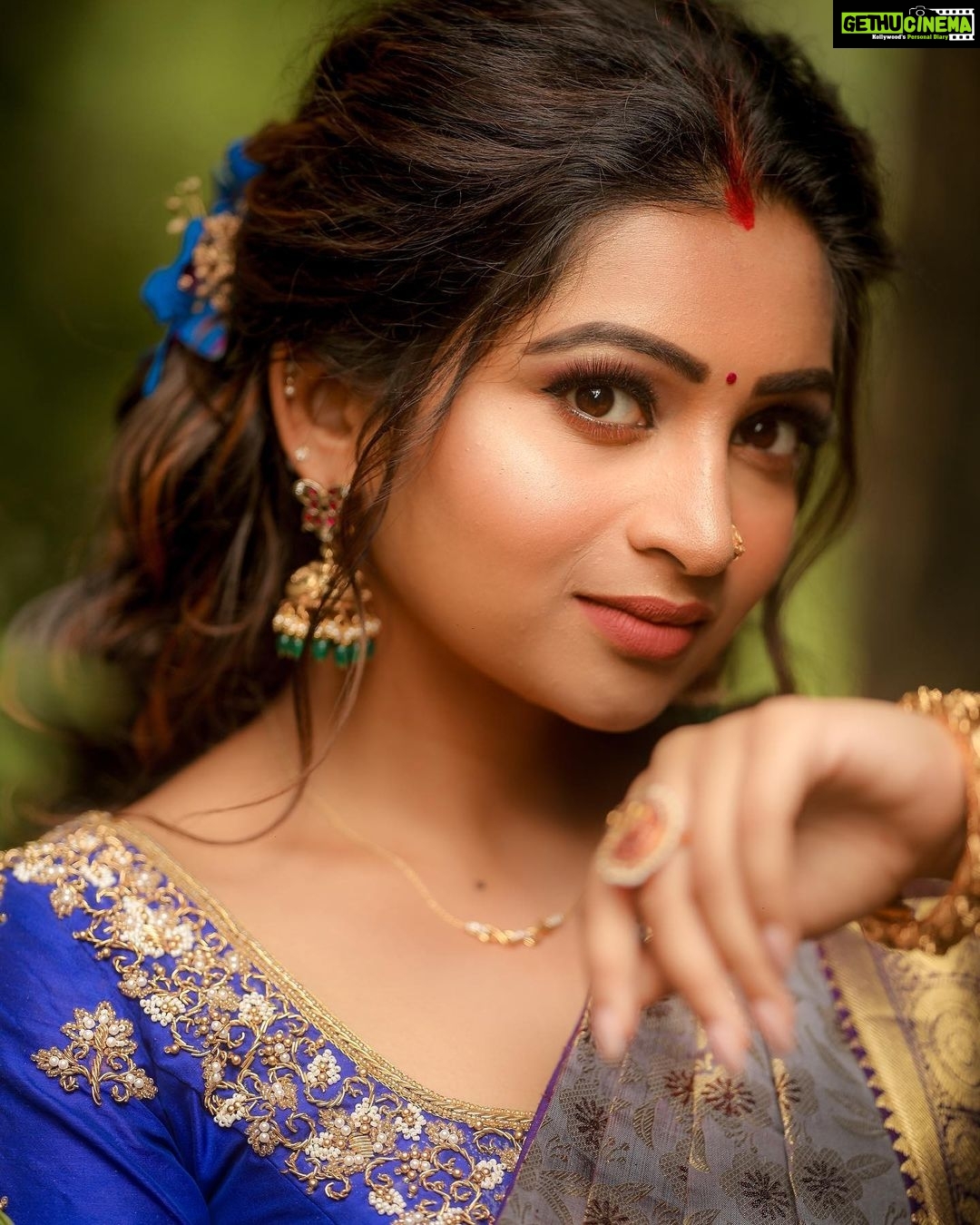 Nakshathra Nagesh Instagram - Absolutely love photoshoots with teams as talented as this one! ❤️ MUA @sharanyas_makeupartistry Hairstyle @mani_stylist_ Saree @prahlasilks Blouse&Belt @plush_boutique_jb Jewels @vivahbridalcollections Captured by @camerasenthil Flowers @reesribridalflowers Location @sppgardens